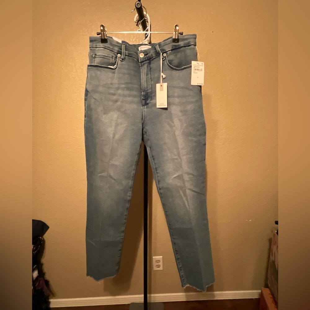 Good American Straight Leg Jeans in Light Blue Wash